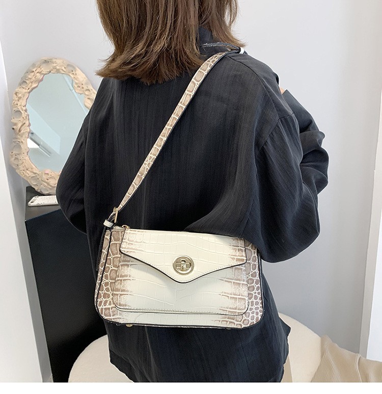 TRENDY LEATHER ANIMAL PRINT SLING CROSS BODY BAG17491 > Animal Print