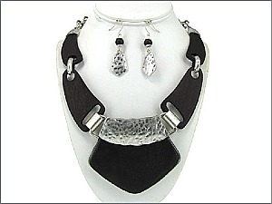 OS02588SBWOD Fashion Wood Necklace with earrings
