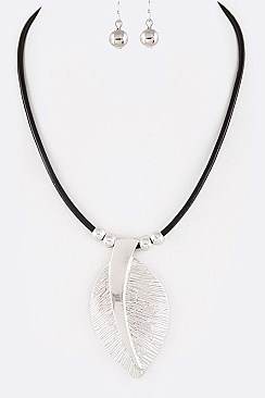 SILVER PLATED LEAF PENDANT NECKLACE SET