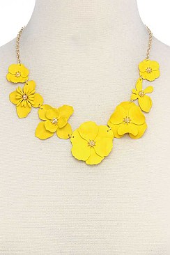 LINKED LUSH FLOWERS NECKLACE