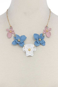 LINKED FULL BLOOM FLOWERS NECKLACE