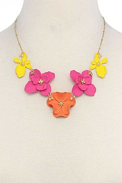 LINKED FULL BLOOM FLOWERS NECKLACE
