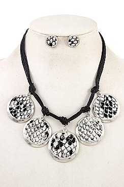 SNAKE PATTERN BIB NECKLACE SET