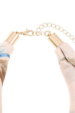 METAL ACCENT FEATHER PRINT FABRIC NECKLACE
