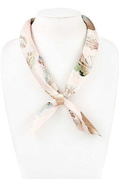 METAL ACCENT FEATHER PRINT FABRIC NECKLACE