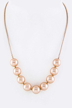 ELEGANT PEARLS NECKLACE