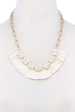 FRINGE RAFIA AND BEADS IN CHAIN NECKLACE