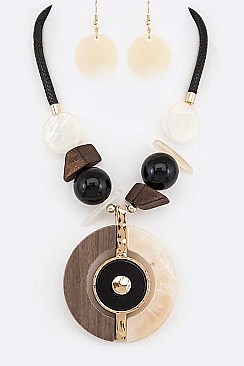 MIXED RESIN & WOOD PENDANT NECKLACE SET