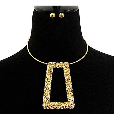TEXTURED METAL PENDANT THIN WIRE NECKLACE