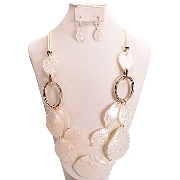 OVAL ACRYLIC SHELL LIKE LAYER NECKLACE