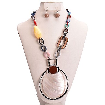ACRYLIC RUNWAY SHELL NECKLACE SET