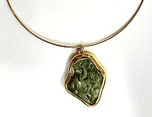 Rigid pendant necklace