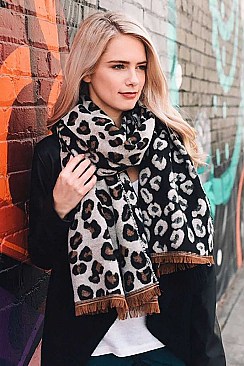 REVERSIBLE LEOPARD BLANKET SCARF