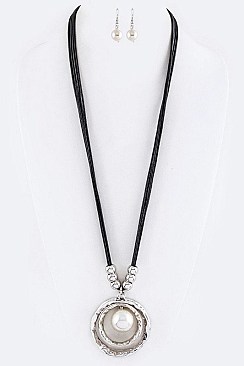 LEATHER WITH PEARL PENDANT NECKLACE SET