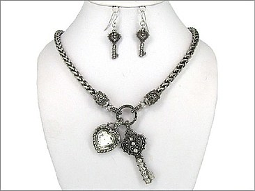 OS02697RDCRYHeart & Key Necklace With Stone